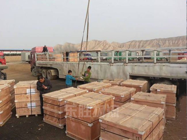 本單大理石發貨到香港/大理石運輸到香港，一單10車；木箱包裝，利用中港平板車，依次運輸完畢，為客戶解決了運輸難題！