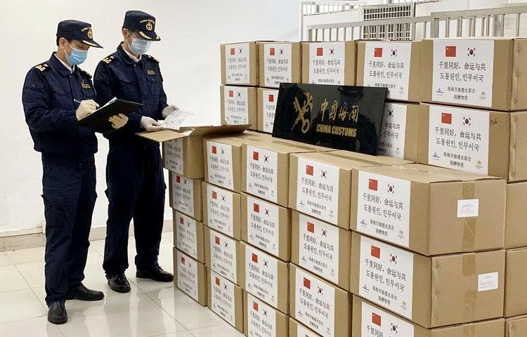 防疫物資出口，防護口罩出口人工檢驗放行現場圖；