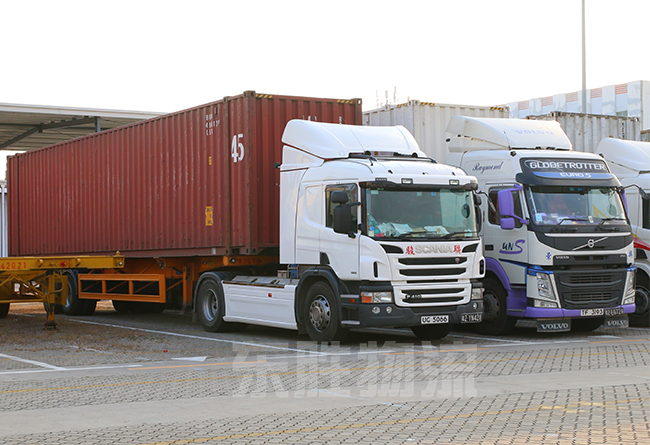 中港物流優勢服務；東勝中港物流車隊